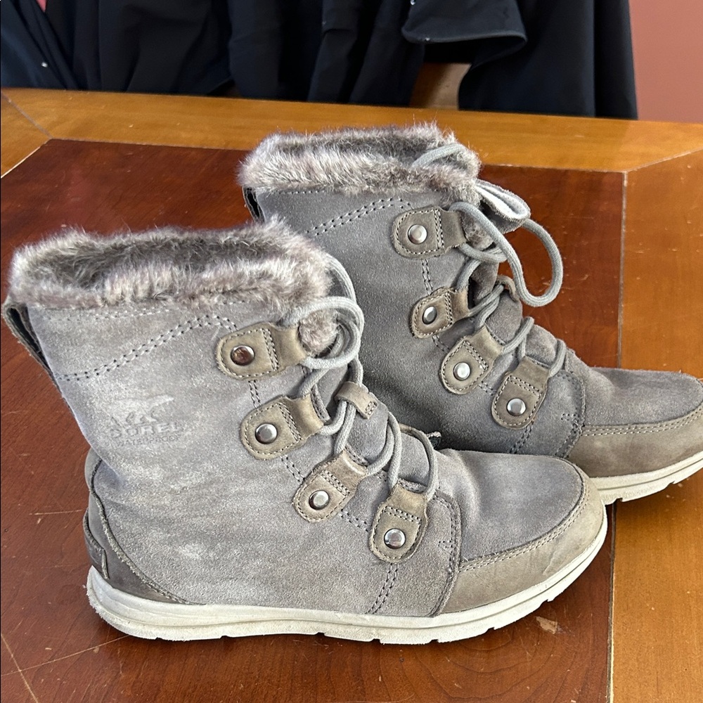 Sorel Gray Fur-Trimmed Boots size 9